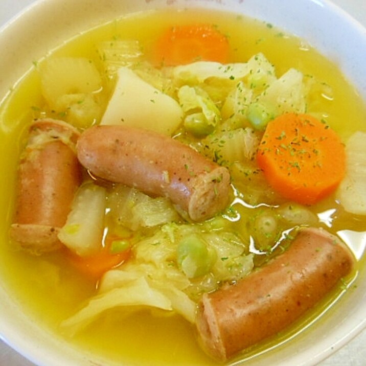 野菜とソーセージ、塩えんどう豆のスープ
